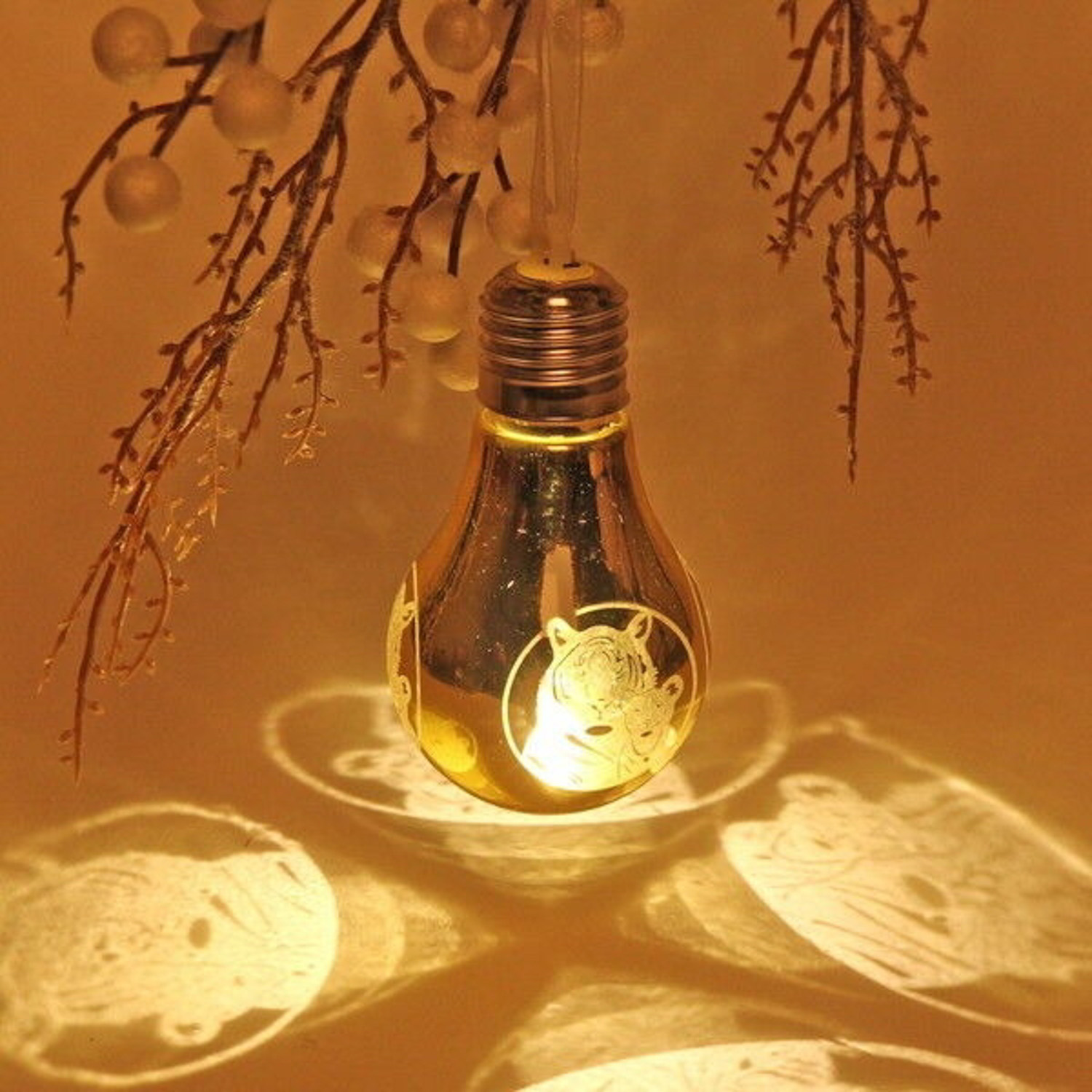 яяяПодвеска ЛАМПА с подсветкой 6*9 см "Величественный тигр", Золото (подсветка Теплый белый)